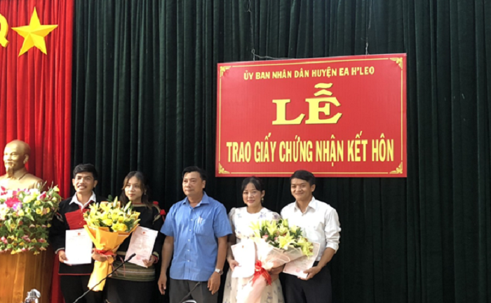 Ủy ban nhân dân huyện Ea H’Leo trao Giấy chứng nhận kết hôn  có yếu tố nước ngoài. 